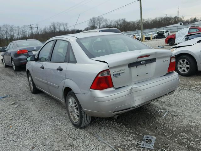 1FAFP34N26W115112 - 2006 FORD FOCUS ZX4 SILVER photo 3