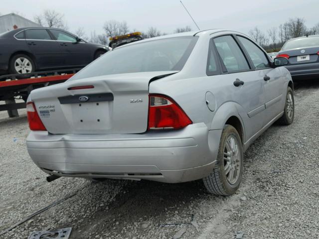 1FAFP34N26W115112 - 2006 FORD FOCUS ZX4 SILVER photo 4