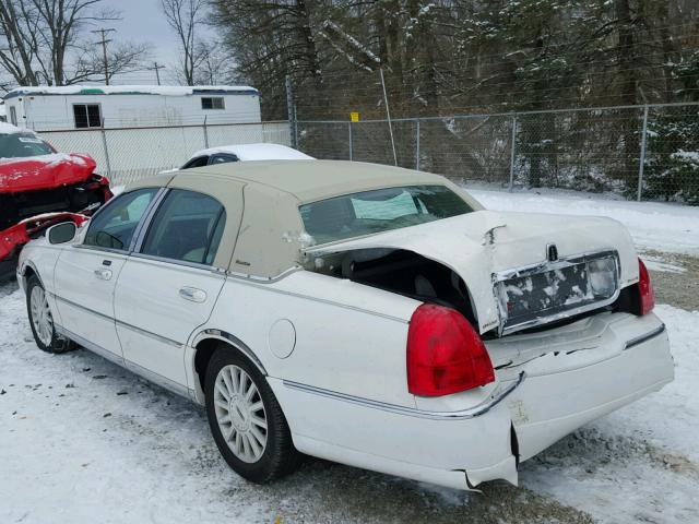 1LNHM81W03Y607817 - 2003 LINCOLN TOWN CAR E WHITE photo 3