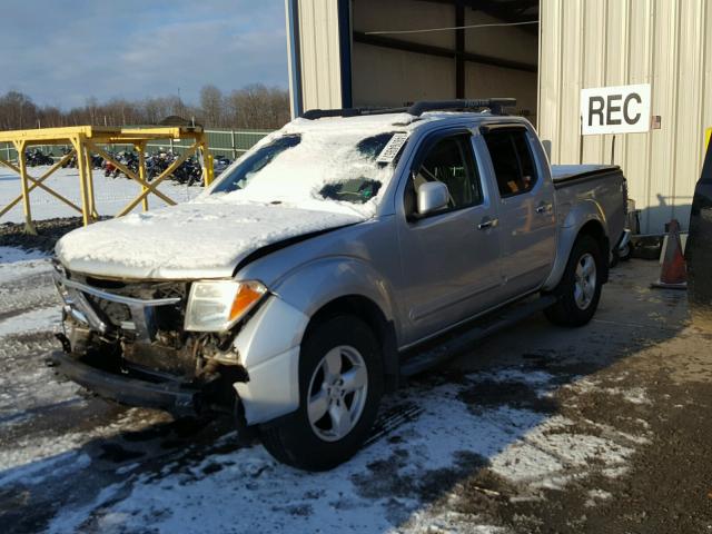 1N6AD07W45C465497 - 2005 NISSAN FRONTIER C SILVER photo 2