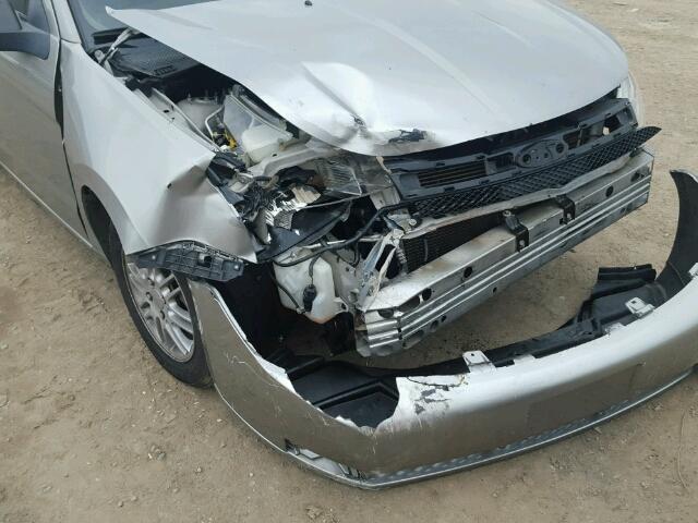 1FAHP35N88W129218 - 2008 FORD FOCUS SE SILVER photo 9