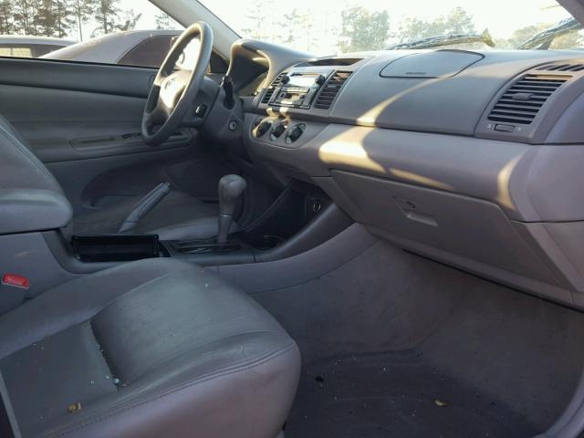 4T1BE32K34U810761 - 2004 TOYOTA CAMRY LE 灰色 照片 5