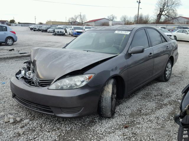 4T1BE32K45U597644 - 2005 TOYOTA CAMRY LE GRAY photo 2