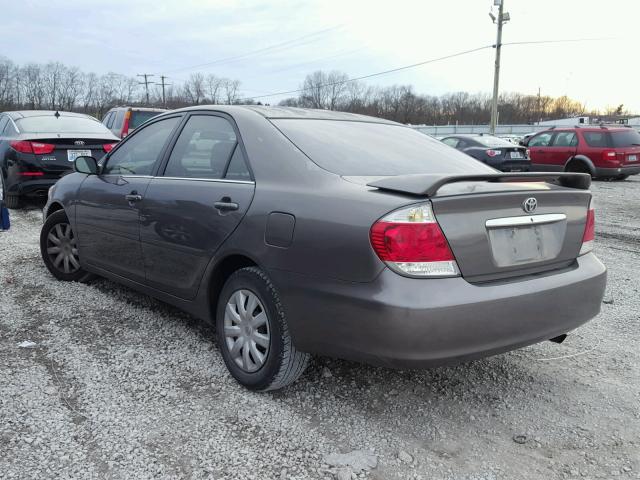 4T1BE32K45U597644 - 2005 TOYOTA CAMRY LE GRAY photo 3