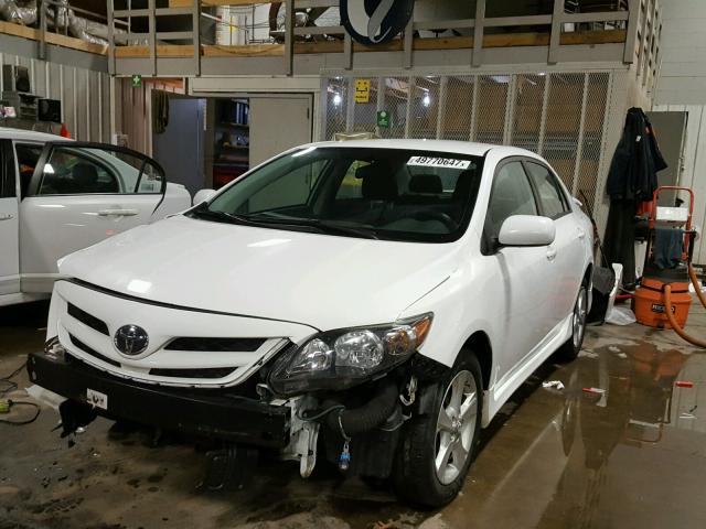 2T1BU4EEXBC659737 - 2011 TOYOTA COROLLA BA WHITE photo 2