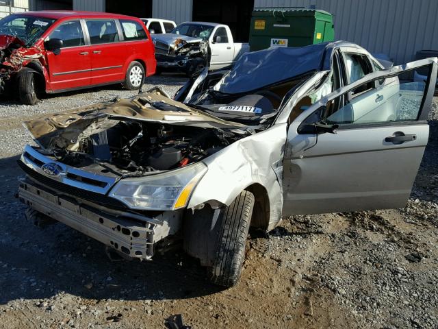 1FAHP35N38W120944 - 2008 FORD FOCUS SE SILVER photo 2