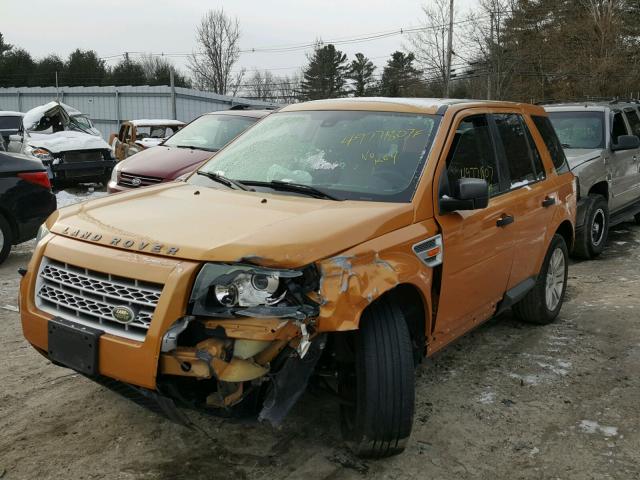 SALFP24N38H002435 - 2008 LAND ROVER LR2 SE GOLD photo 2