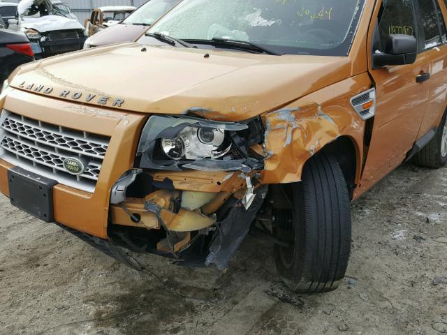 SALFP24N38H002435 - 2008 LAND ROVER LR2 SE GOLD photo 9