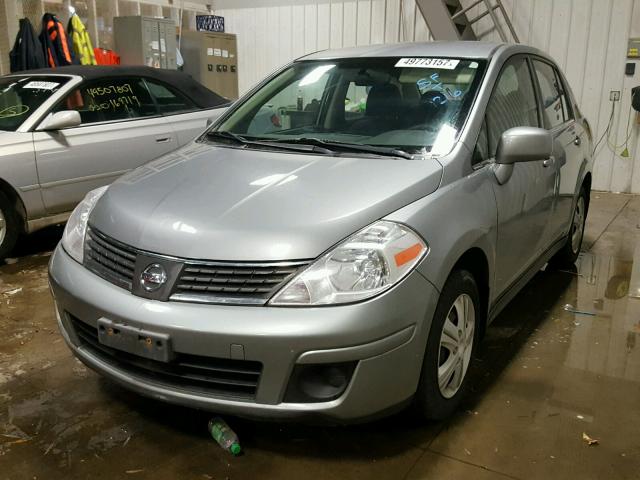 3N1BC11E38L361014 - 2008 NISSAN VERSA S GRAY photo 2