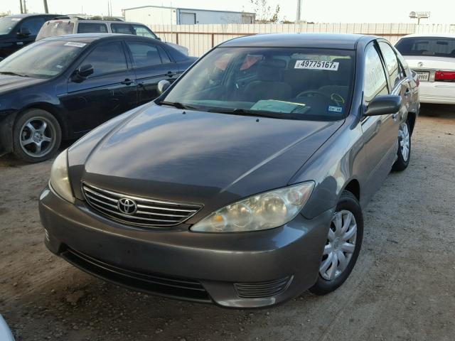 4T1BE32K55U981660 - 2005 TOYOTA CAMRY LE GRAY photo 2