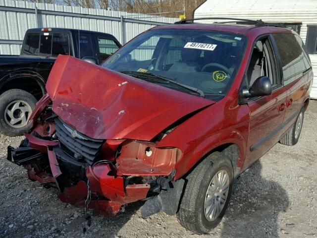 1C4GP45R75B138817 - 2005 CHRYSLER TOWN & COU RED photo 2