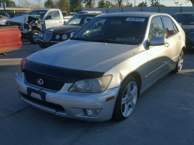 JTHBD192X20061638 - 2002 LEXUS IS 300 SILVER photo 2