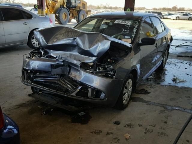 3VW2K7AJ5EM405498 - 2014 VOLKSWAGEN JETTA BASE GRAY photo 2