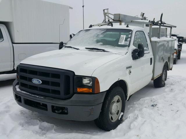 1FDSF30556EB43392 - 2006 FORD F350 SRW S WHITE photo 2