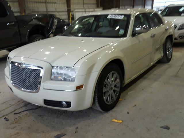 2C3KA53G47H640167 - 2007 CHRYSLER 300 TOURIN WHITE photo 2