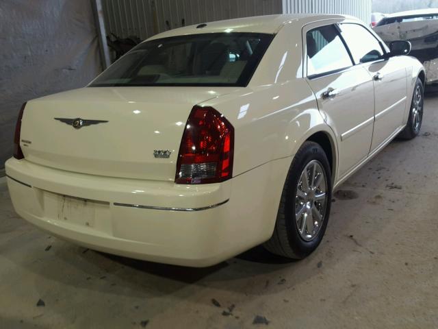 2C3KA53G47H640167 - 2007 CHRYSLER 300 TOURIN WHITE photo 4