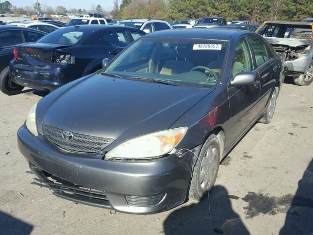 4T1BE32K04U928413 - 2004 TOYOTA CAMRY LE GRAY photo 2
