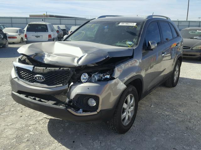 5XYKT3A12BG100994 - 2011 KIA SORENTO BA GRAY photo 2