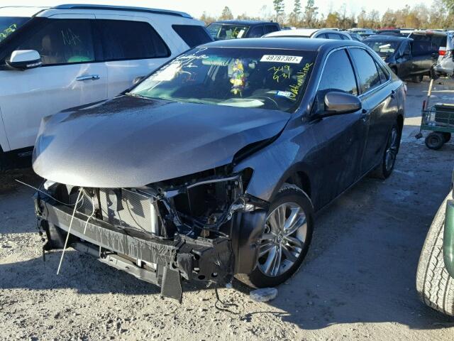 4T1BF1FK6HU349931 - 2017 TOYOTA CAMRY LE ნაცრისფერი ფოტო 2