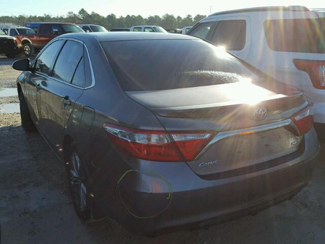 4T1BF1FK6HU349931 - 2017 TOYOTA CAMRY LE ნაცრისფერი ფოტო 3
