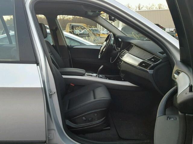 5UXZV4C50CL988843 - 2012 BMW X5 XDRIVE3 ვერცხლისფერი ფოტო 5