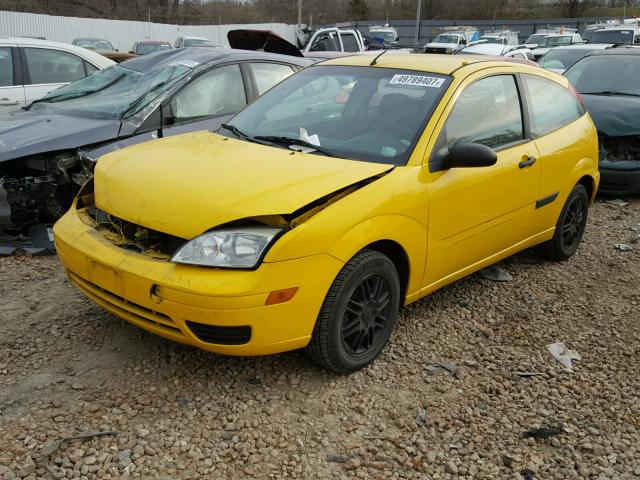 1FAFP31N76W205358 - 2006 FORD FOCUS ZX3 YELLOW photo 2