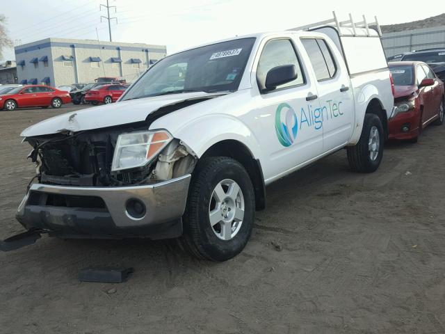 1N6AD07W06C474487 - 2006 NISSAN FRONTIER C WHITE photo 2