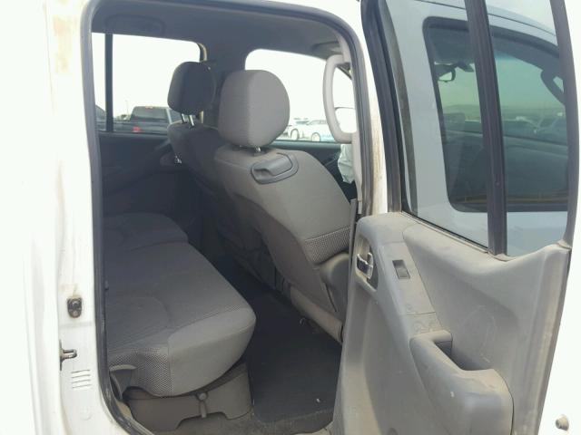 1N6AD07W06C474487 - 2006 NISSAN FRONTIER C WHITE photo 6