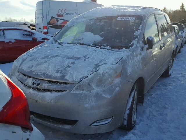 5TDBK29C17S004562 - 2007 TOYOTA SIENNA CE SILVER photo 2