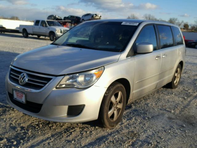 2V8HW34199R546017 - 2009 VOLKSWAGEN ROUTAN SE SILVER photo 2