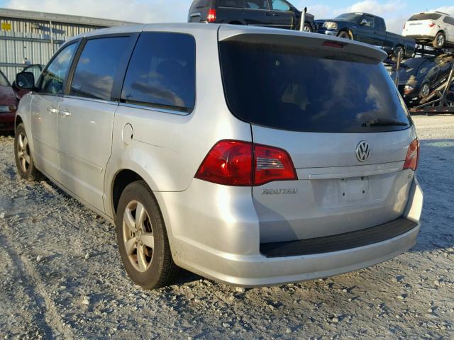 2V8HW34199R546017 - 2009 VOLKSWAGEN ROUTAN SE SILVER photo 3