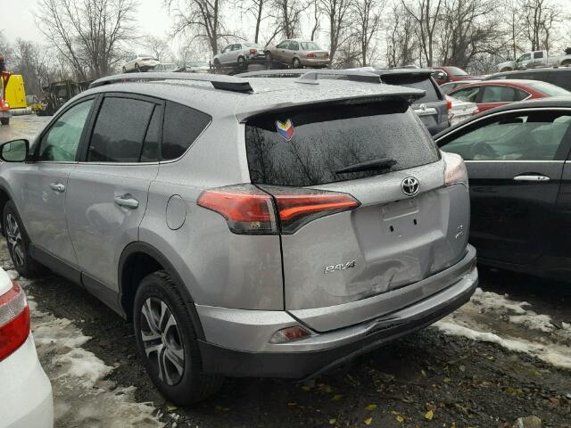 2T3BFREV3HW667622 - 2017 TOYOTA RAV4 LE Gümüş foto 3