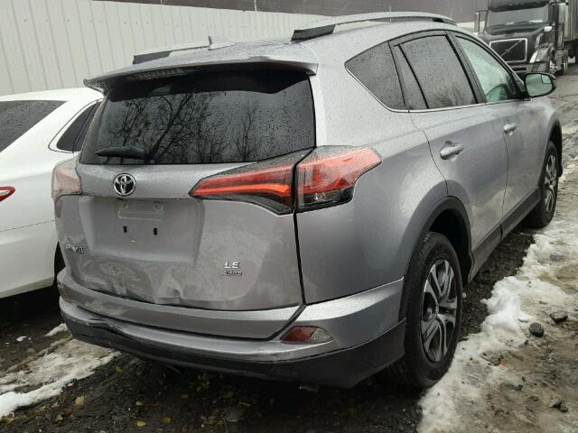 2T3BFREV3HW667622 - 2017 TOYOTA RAV4 LE Gümüş foto 4