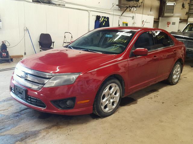 3FAHP0HA9AR115554 - 2010 FORD FUSION SE RED photo 2