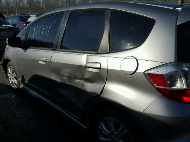 JHMGE8H42AC002000 - 2010 HONDA FIT SPORT SILVER photo 9