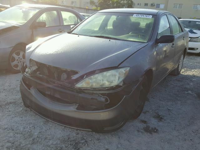 4T1BE32K55U607078 - 2005 TOYOTA CAMRY LE ნაცრისფერი ფოტო 2