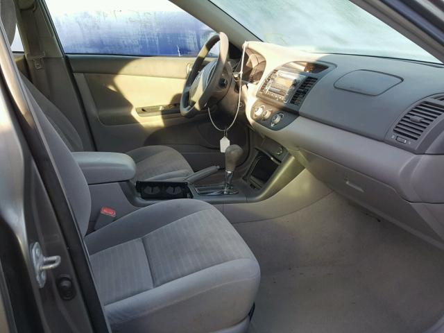 4T1BE32K55U607078 - 2005 TOYOTA CAMRY LE ნაცრისფერი ფოტო 5