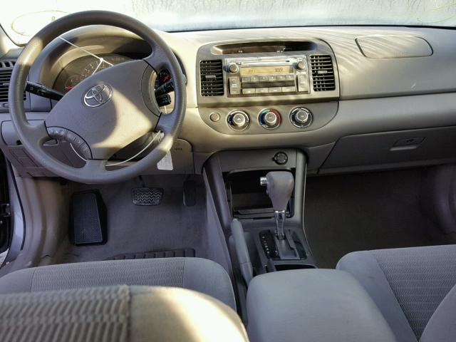 4T1BE32K55U607078 - 2005 TOYOTA CAMRY LE ნაცრისფერი ფოტო 9