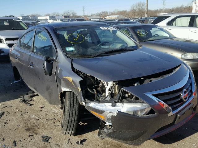 3N1CN7AP8HL870471 - 2017 NISSAN VERSA S GRAY photo 1