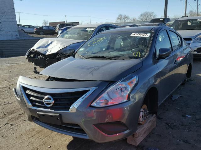 3N1CN7AP8HL870471 - 2017 NISSAN VERSA S GRAY photo 2