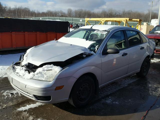 1FAFP34N67W157008 - 2007 FORD FOCUS ZX4 SILVER photo 2