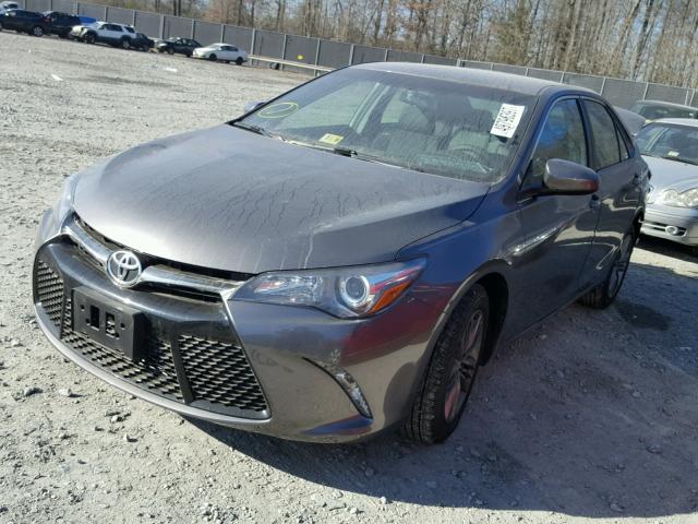 4T1BF1FK0HU409718 - 2017 TOYOTA CAMRY LE 灰色 照片 2