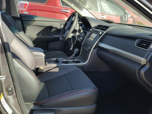 4T1BF1FK0HU409718 - 2017 TOYOTA CAMRY LE 灰色 照片 5