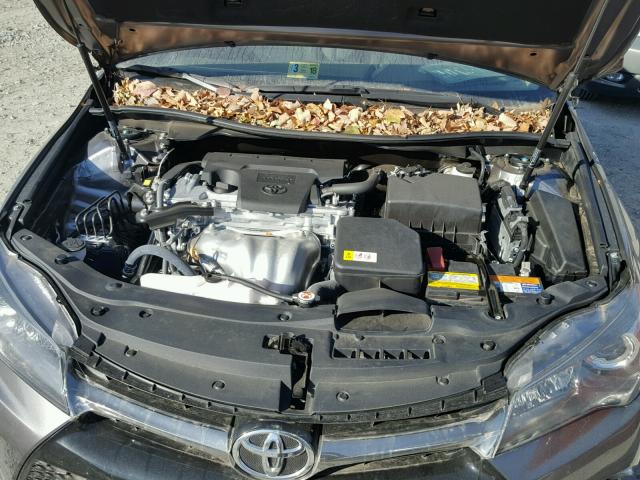 4T1BF1FK0HU409718 - 2017 TOYOTA CAMRY LE 灰色 照片 7