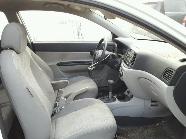 KMHCM36C38U096579 - 2008 HYUNDAI ACCENT GS WHITE photo 5