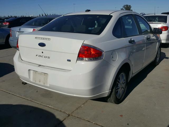 1FAHP35N39W188307 - 2009 FORD FOCUS SE WHITE photo 4