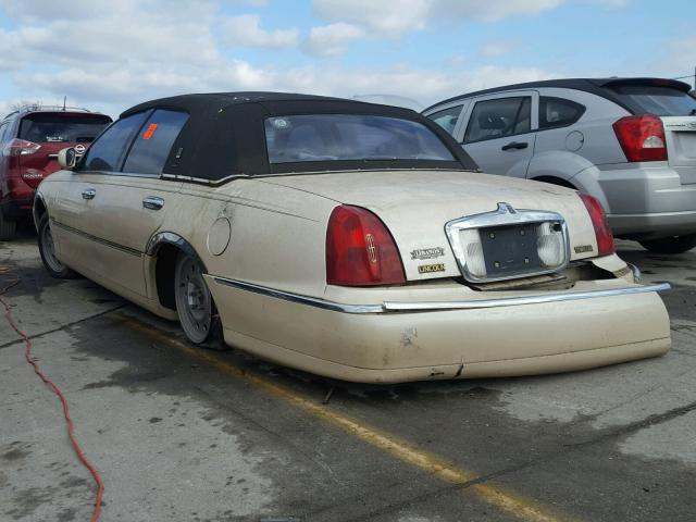 1LNFM83W5WY630146 - 1998 LINCOLN TOWN CAR C TAN photo 3