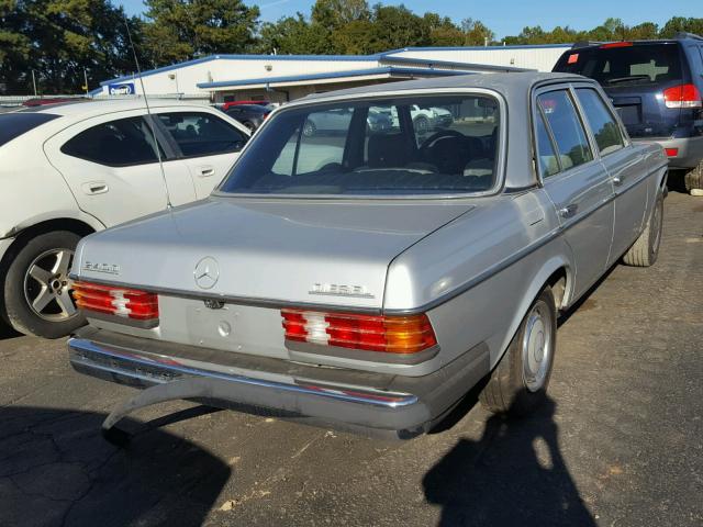 WDBAB23A6CB304682 - 1982 MERCEDES-BENZ 240 D SILVER photo 4