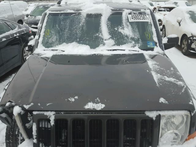 1J8HG48N76C124515 - 2006 JEEP COMMANDER GRAY photo 7