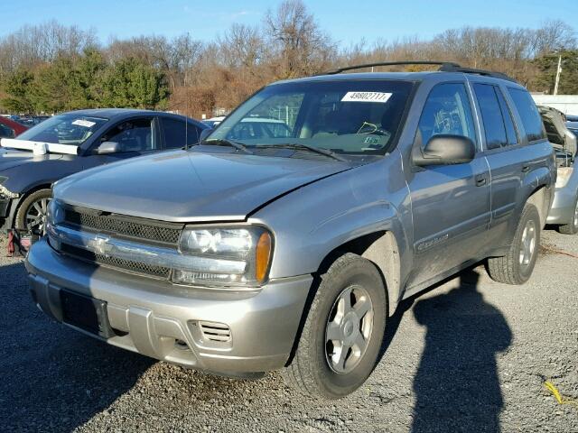 1GNDT13S322199880 - 2002 CHEVROLET TRAILBLAZE GRAY photo 2